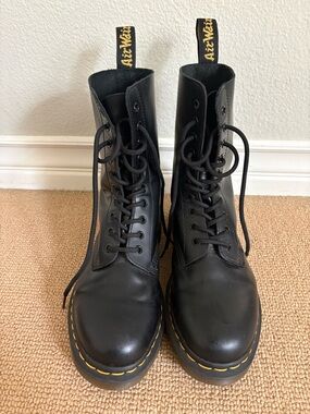 EUC Dr. Martens 1490 Black Leather Lace-Up Unisex Combat Boots, size 8 M/9 L